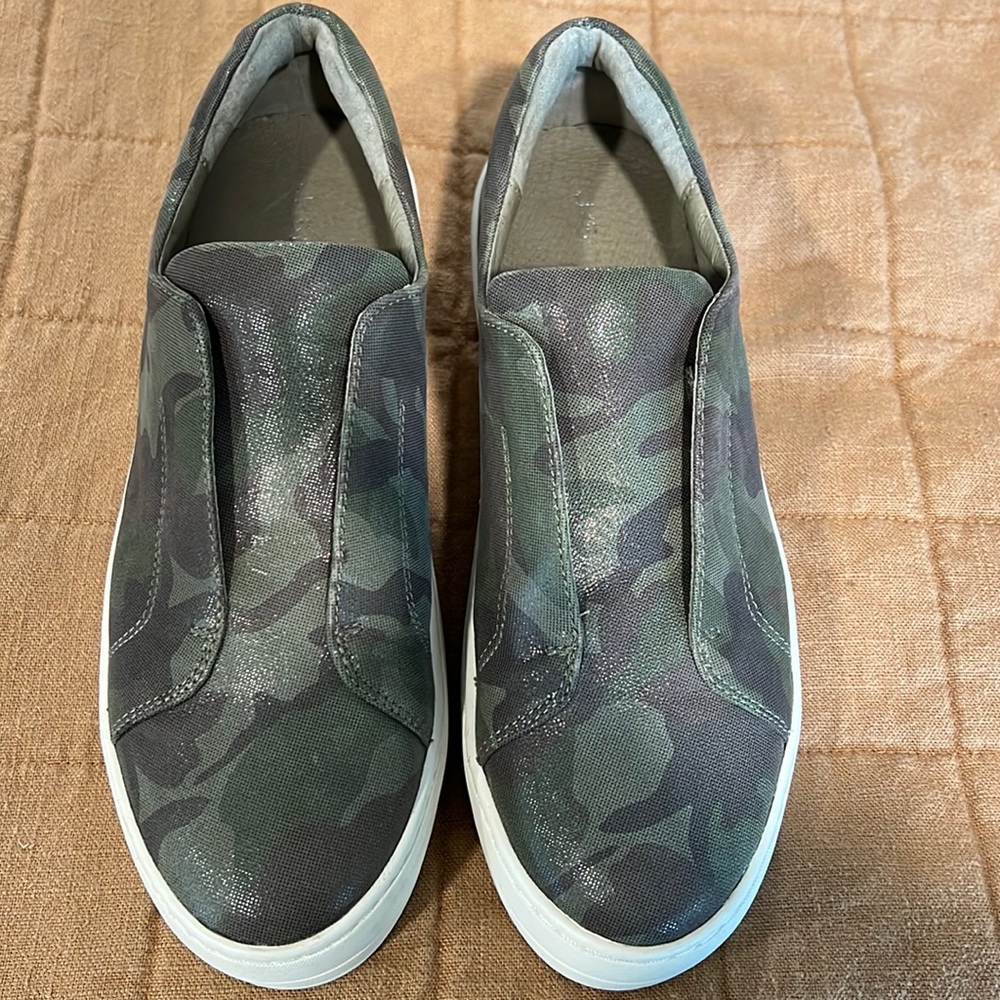 NWOT Leather, camo JSlides from Nordstrom.  In new condition.  Size 8
